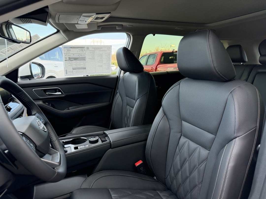 2026 Nissan Rogue Platinum - Image 15