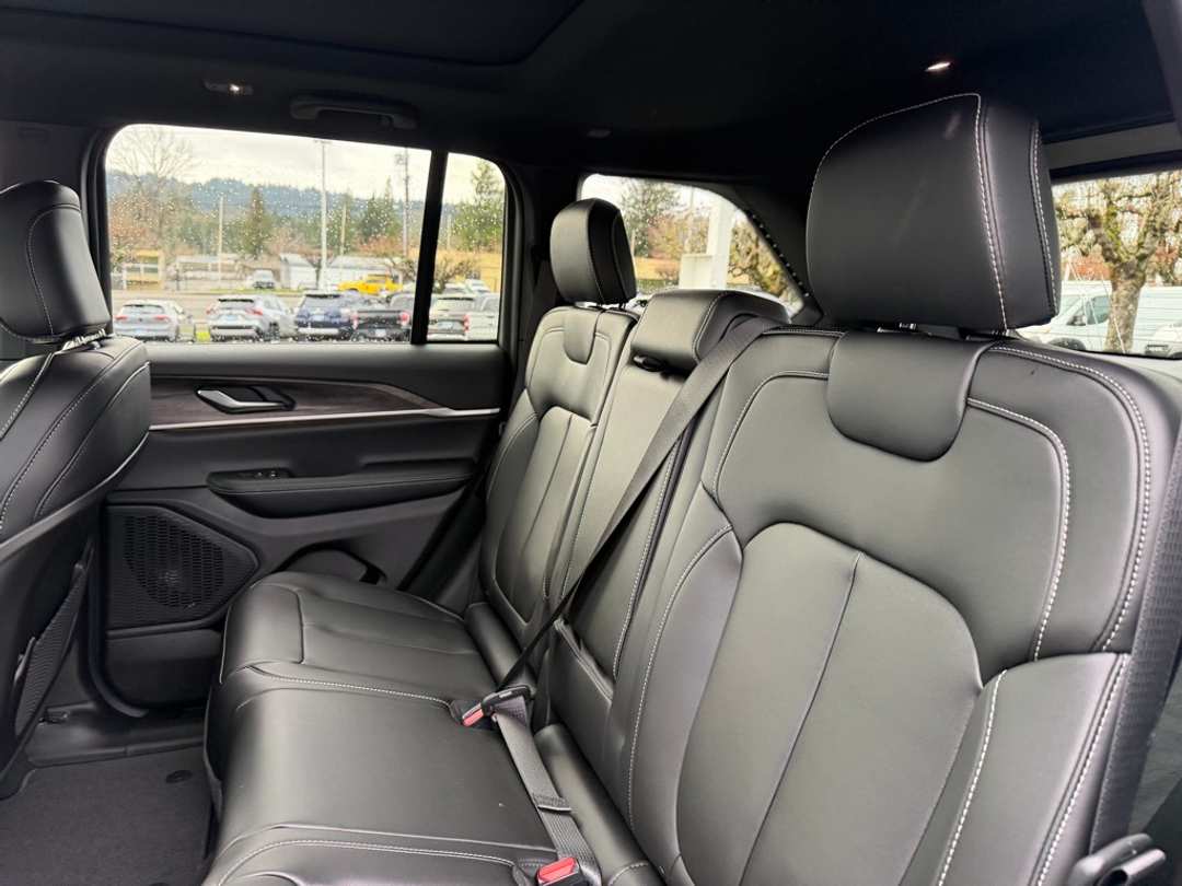 2025 Jeep Grand Cherokee Limited - Image 30