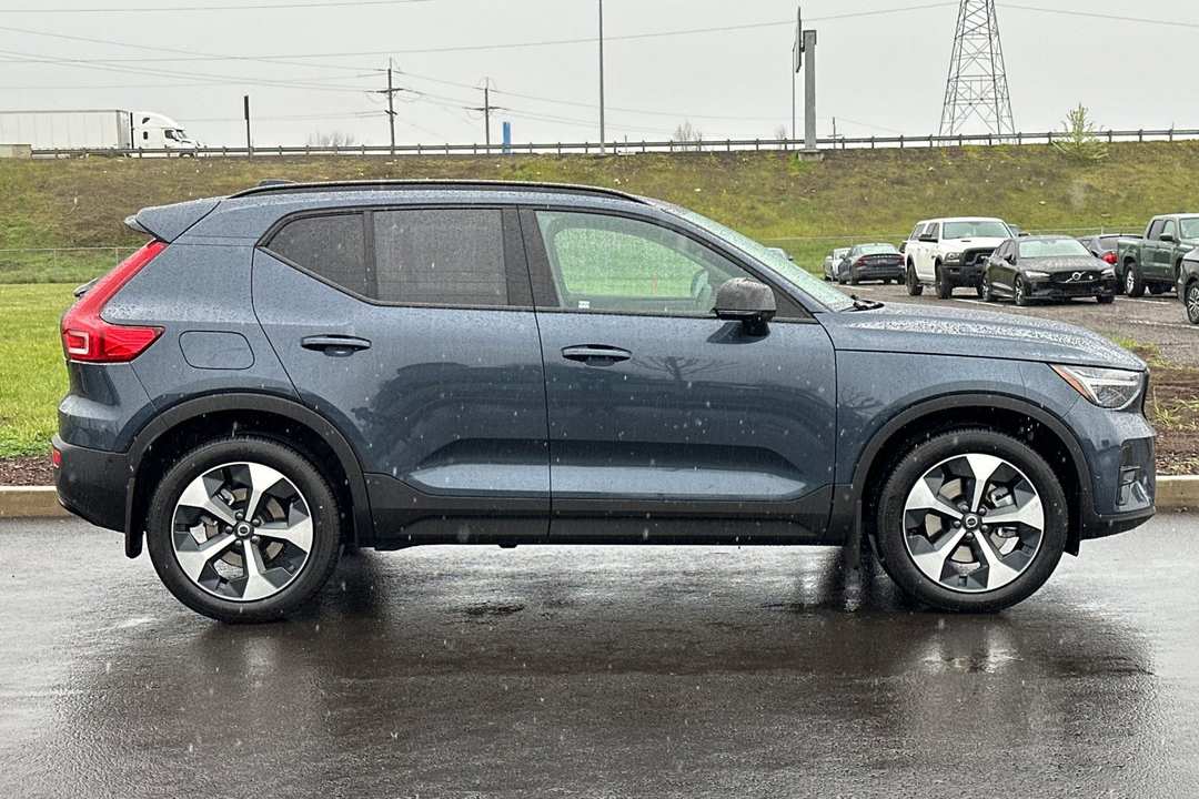 2026 Volvo Xc40 B5 Plus - Image 2