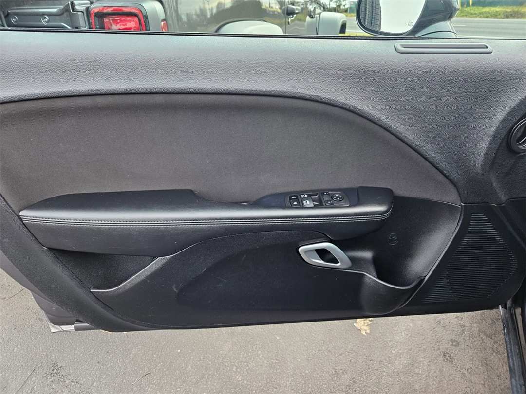 2022 Dodge Challenger SXT - Image 10