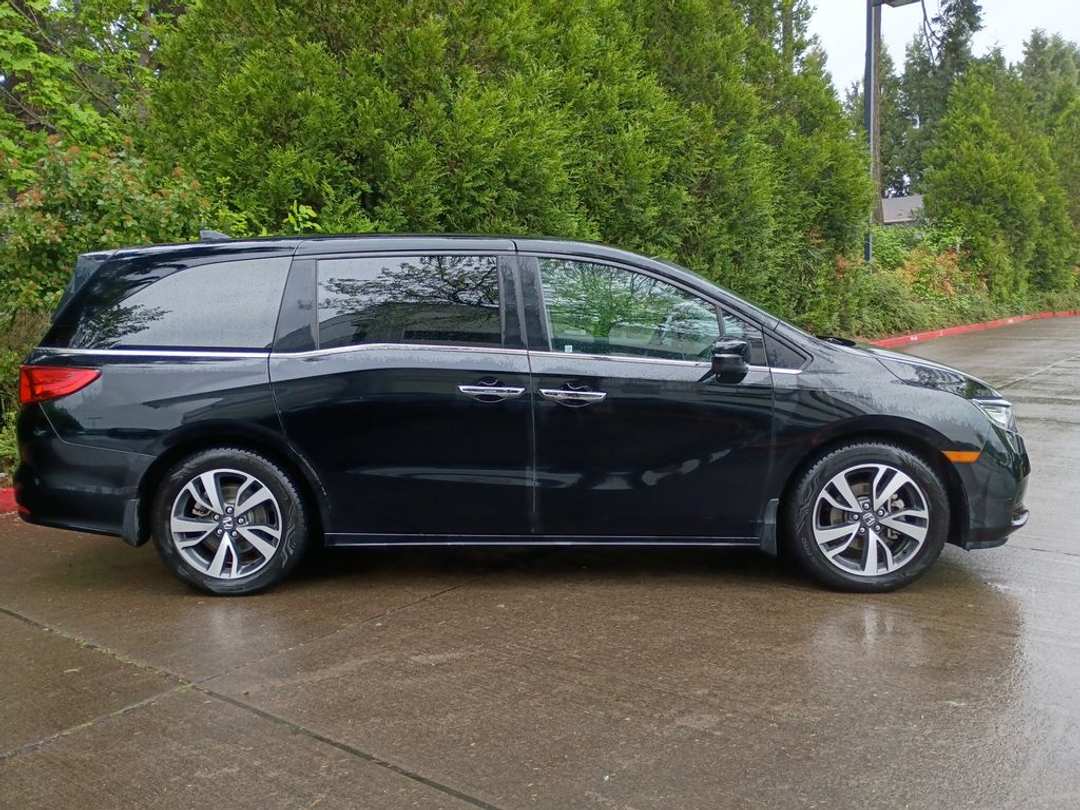 2021 Honda Odyssey Touring - Image 3