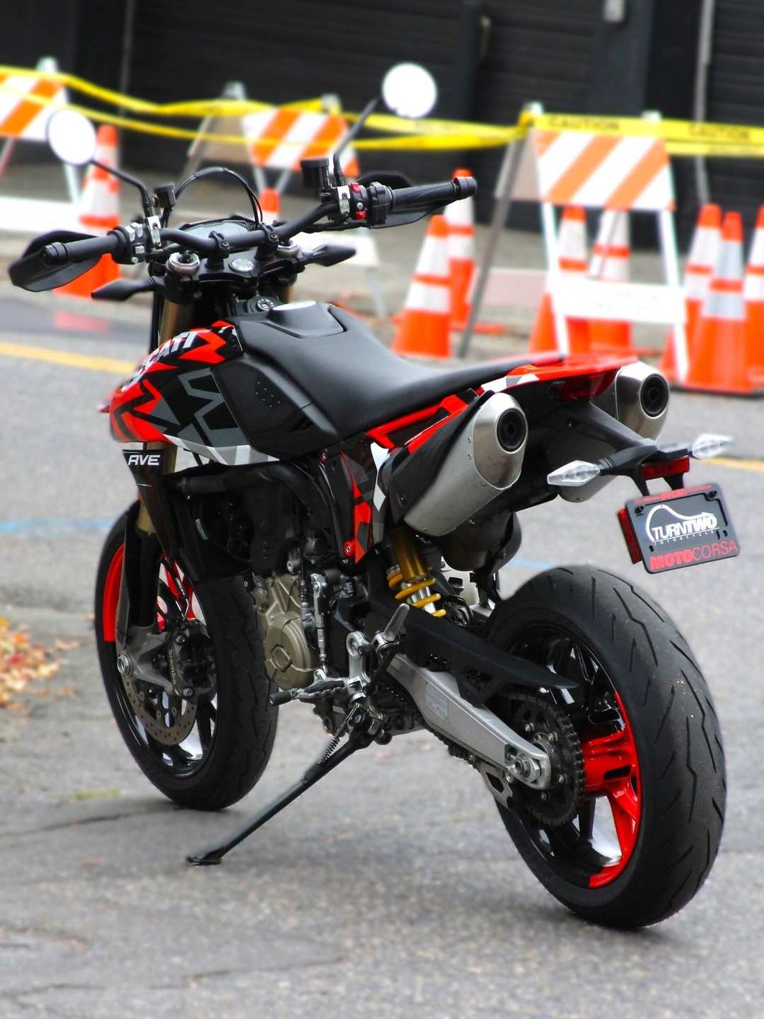 2024 Ducati Hypermotard 698 Mono Rve - Image 2