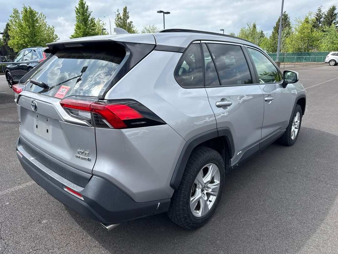 2020 Toyota Rav4 XLE - Image 3