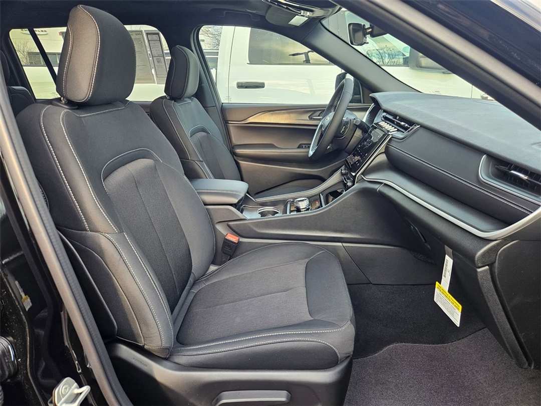 2025 Jeep Grand Cherokee L Laredo - Image 38