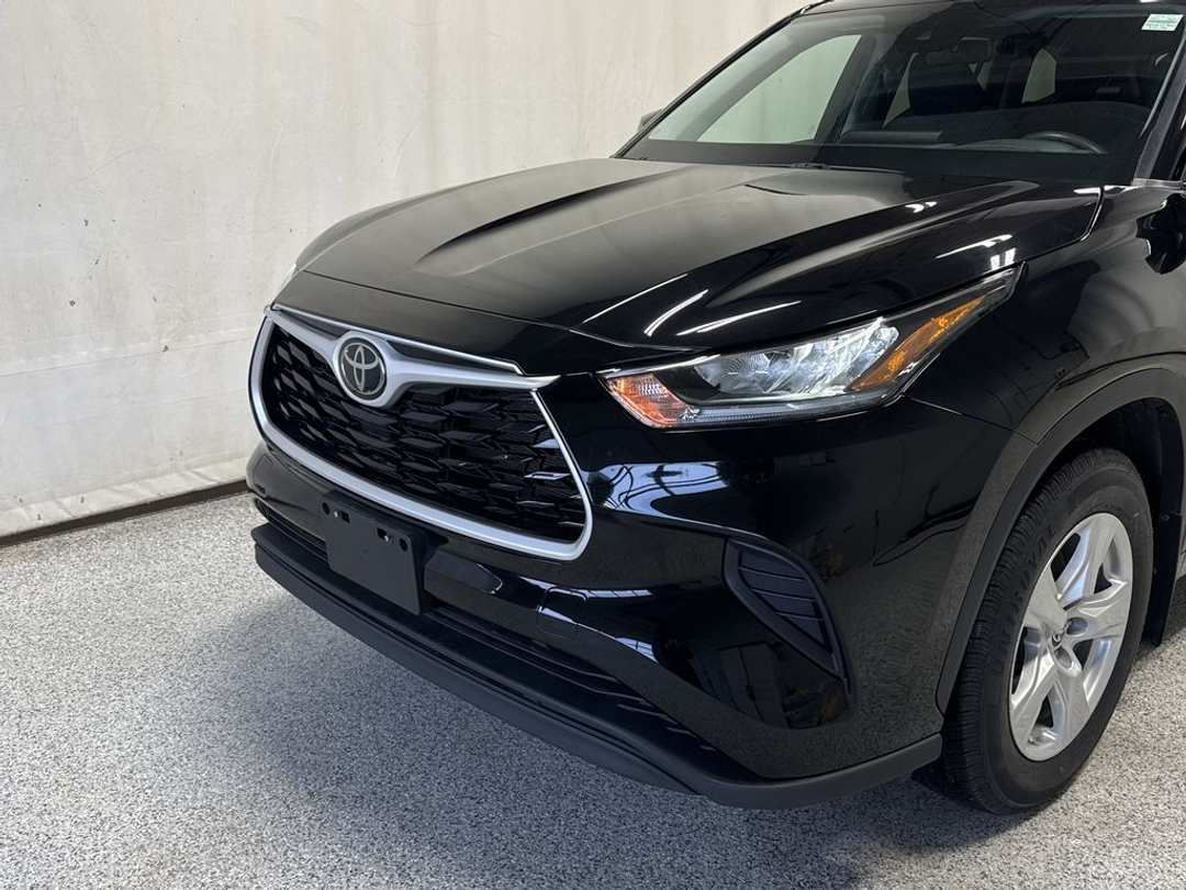 2022 Toyota Highlander LE - Image 3