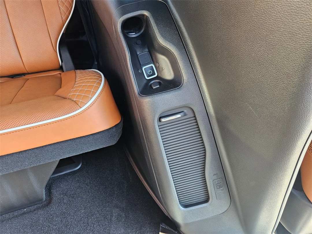 2026 Chrysler Pacifica Pinnacle - Image 32