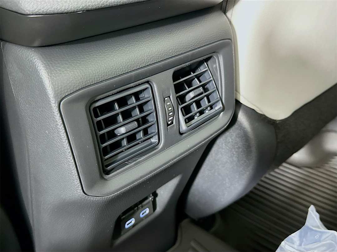2025 Toyota Rav4 XLE Premium - Image 27