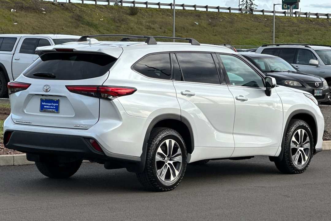 2022 Toyota Highlander XLE - Image 3