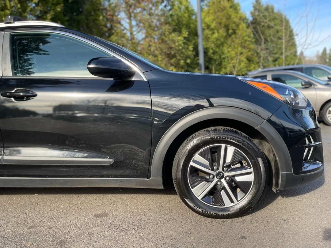 2020 Kia Niro LXS - Image 2