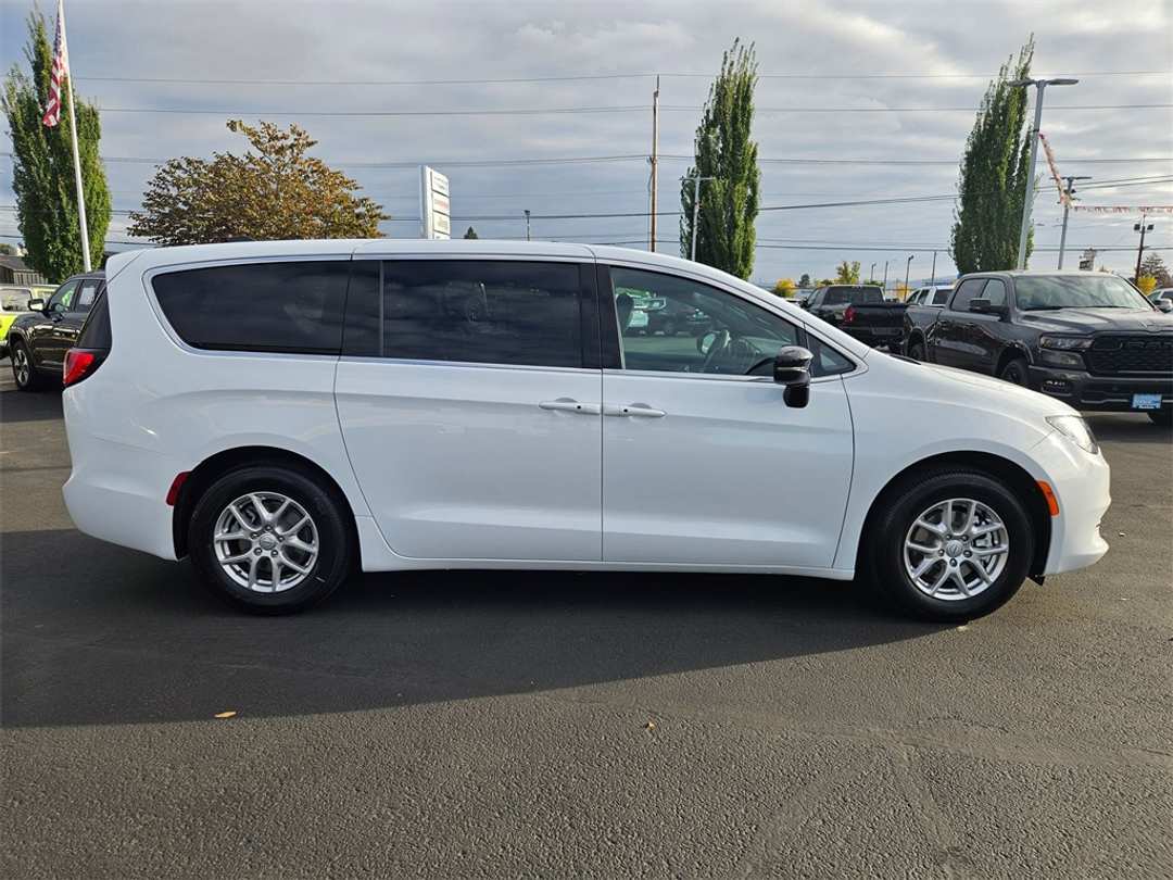 2026 Chrysler Voyager LX - Image 7