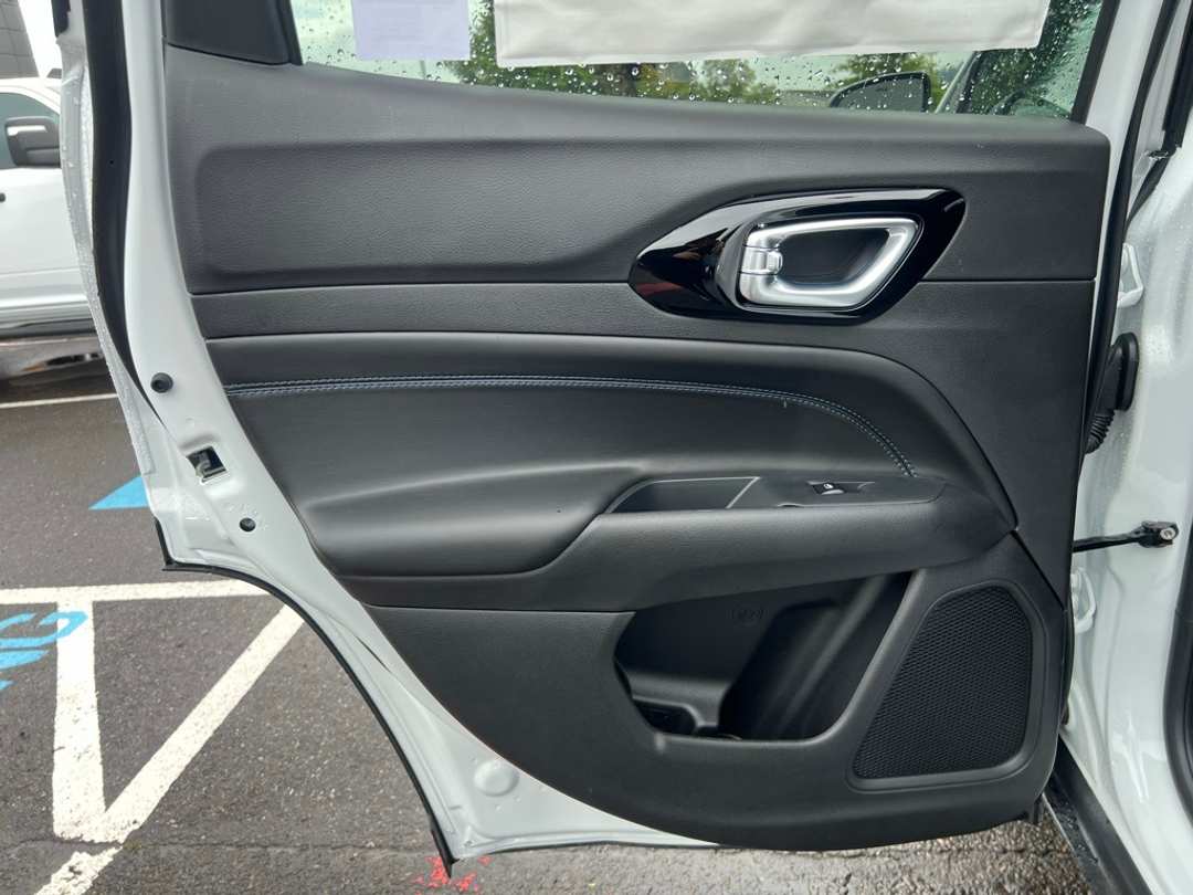 2026 Jeep Compass Latitude - Image 25