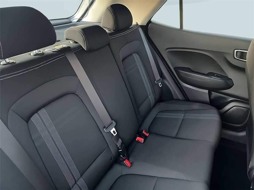 2025 Hyundai Venue SEL - Image 11
