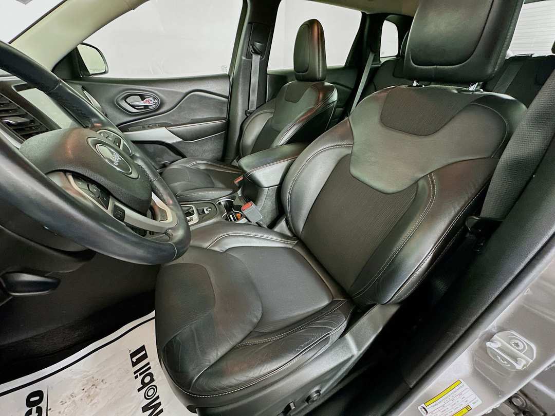 2018 Jeep Cherokee Latitude Plus - Image 20