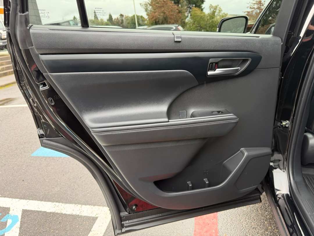 2025 Toyota Highlander XSE - Image 30