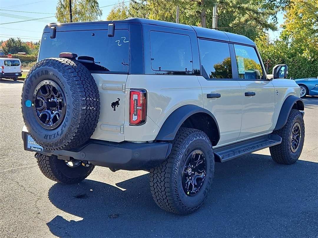 2025 Ford Bronco Outer Banks - Image 5