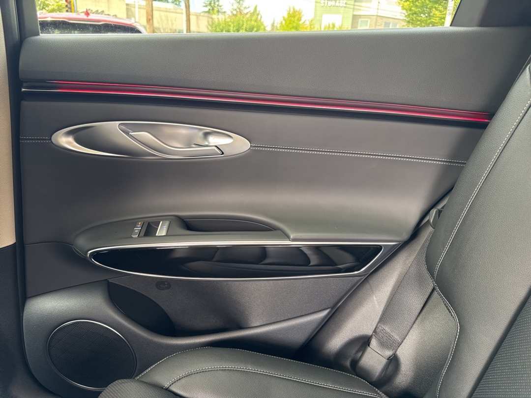 2026 Genesis Gv70 2.5T - Image 40