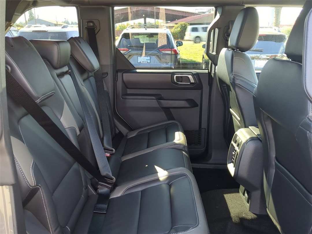 2025 Ford Bronco Outer Banks - Image 28