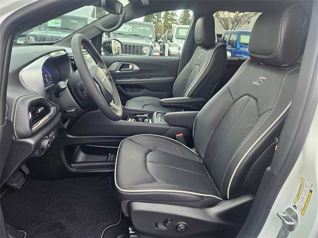 2026 Chrysler Pacifica Limited - Image 14