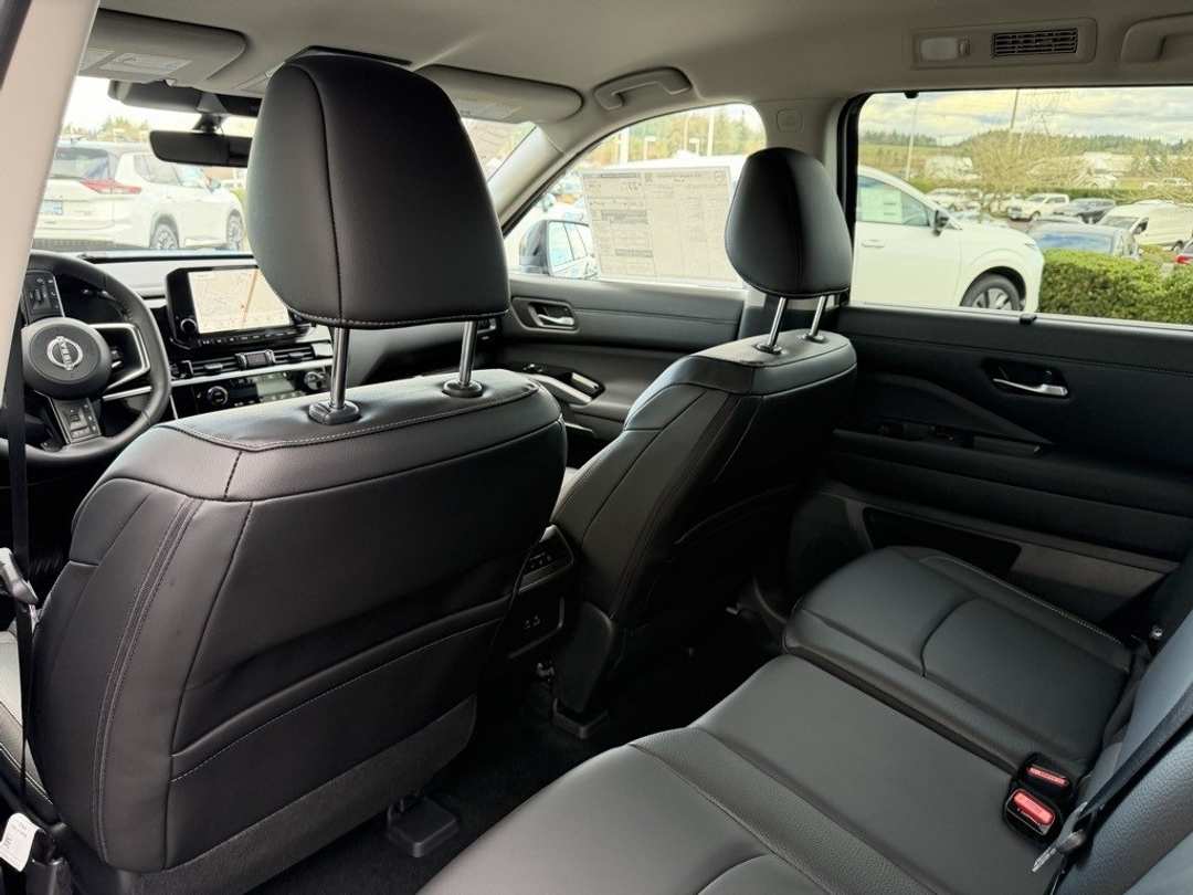 2025 Nissan Pathfinder SL - Image 32