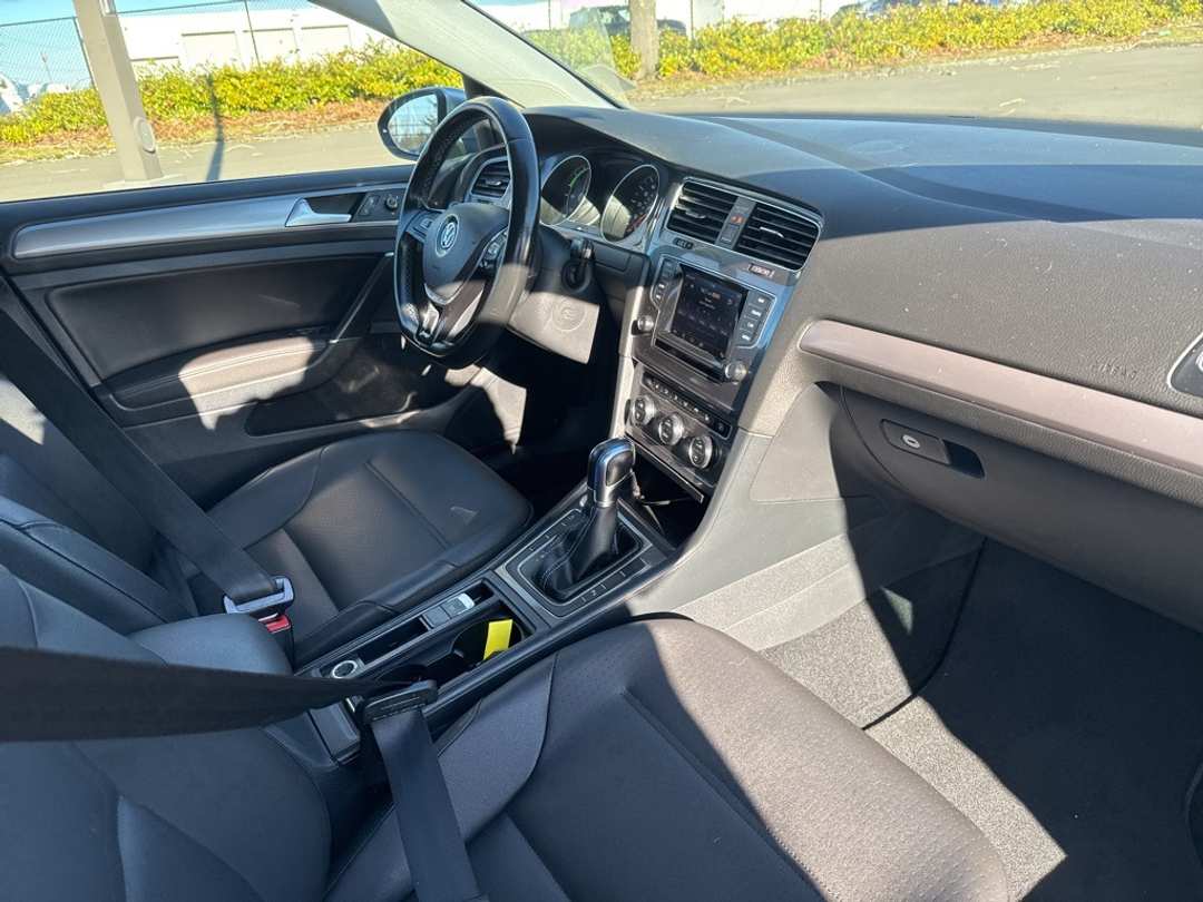 2015 Volkswagen E-Golf SEL Premium - Image 28