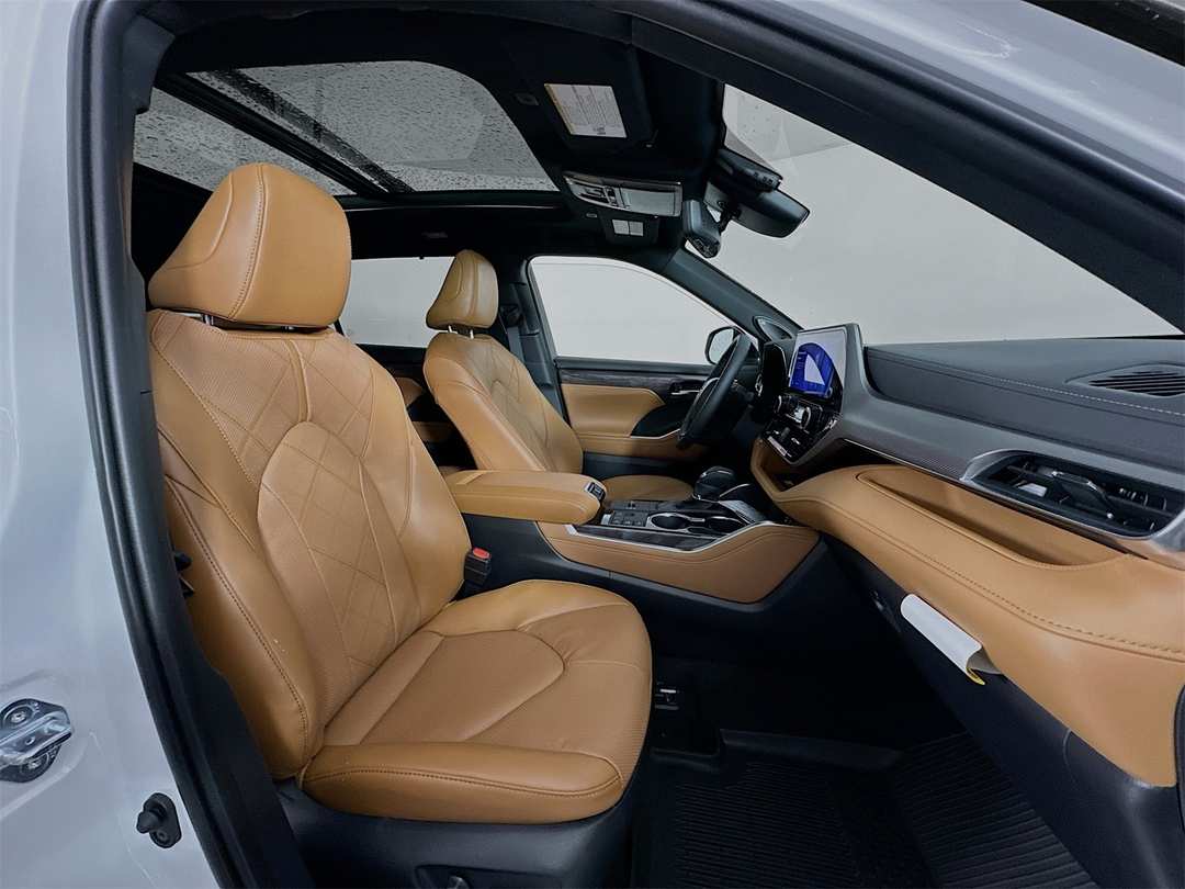 2026 Toyota Highlander Platinum - Image 31