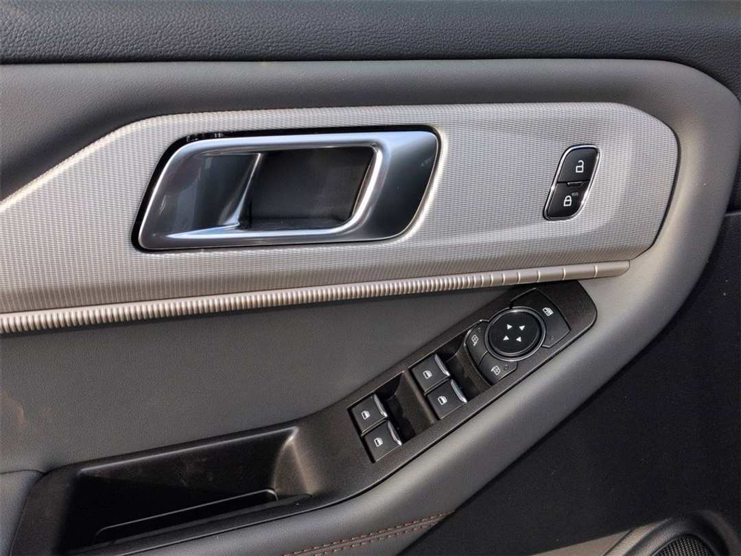 2026 Ford Explorer Active - Image 10