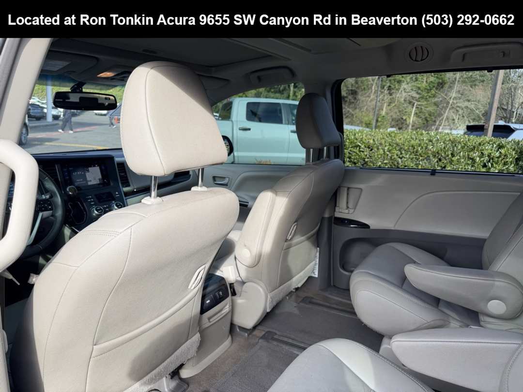 2017 Toyota Sienna XLE - Image 28