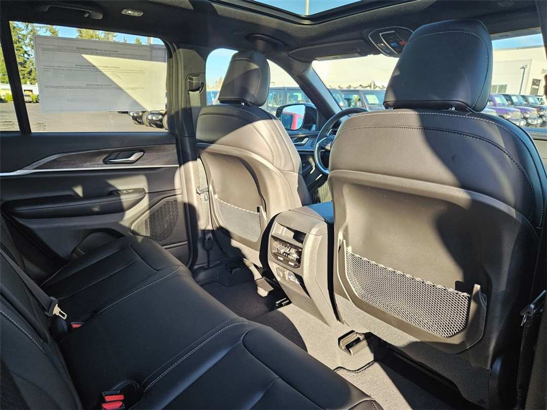 2025 Jeep Grand Cherokee Limited - Image 35