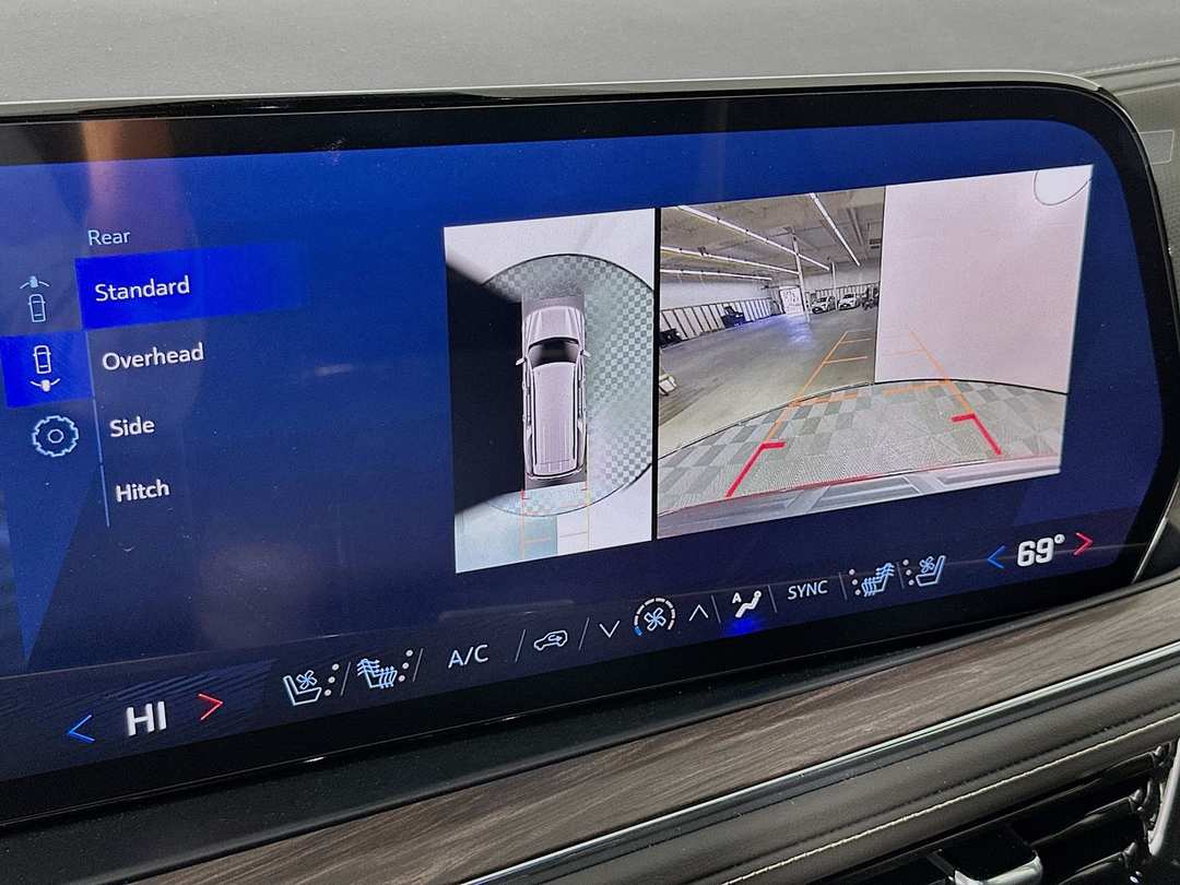 2025 Chevrolet Suburban Premier - Image 15