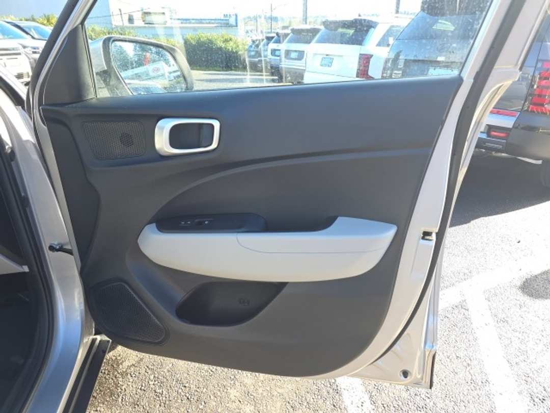 2025 Hyundai Venue SEL - Image 21