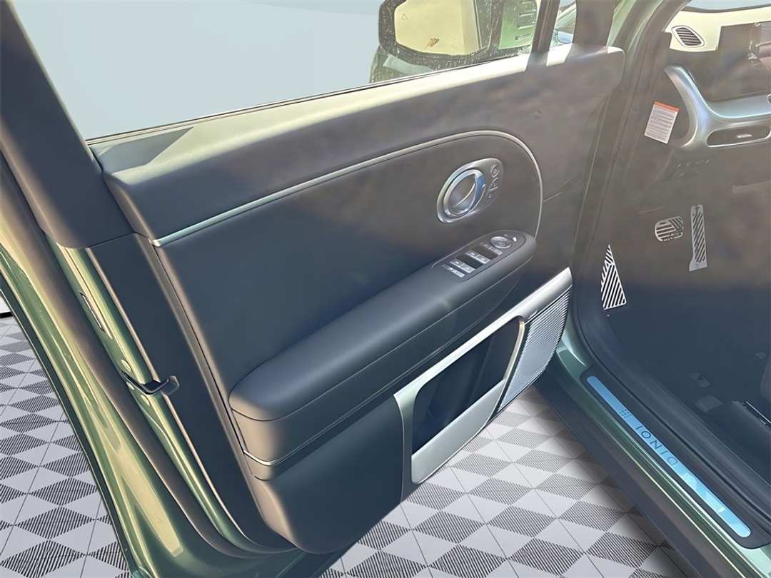 2026 Hyundai Ioniq 9 Performance Calligraphy - Image 14