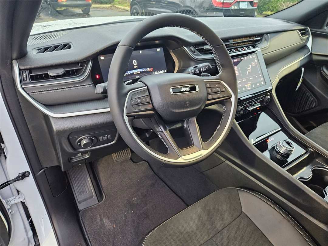 2025 Jeep Grand Cherokee Altitude X - Image 13