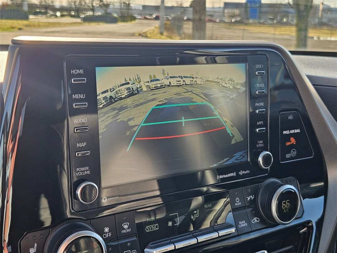 2020 Toyota Highlander XLE - Image 21