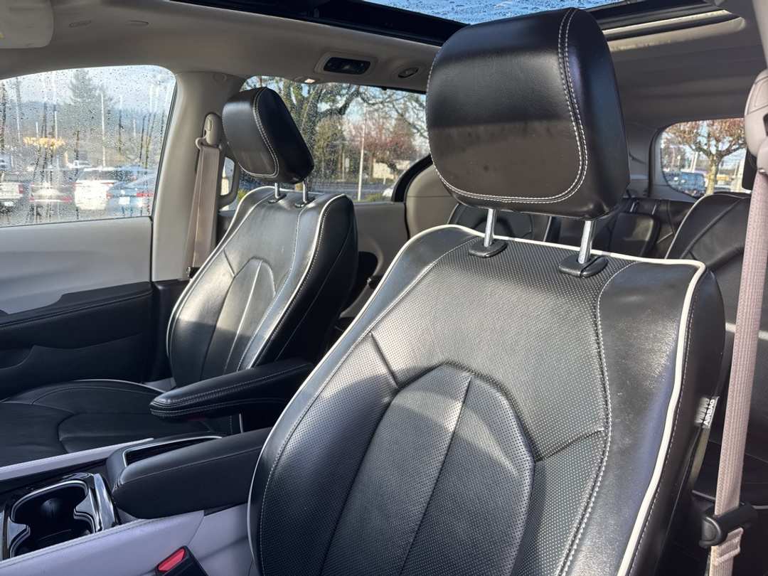 2022 Chrysler Pacifica Limited - Image 12