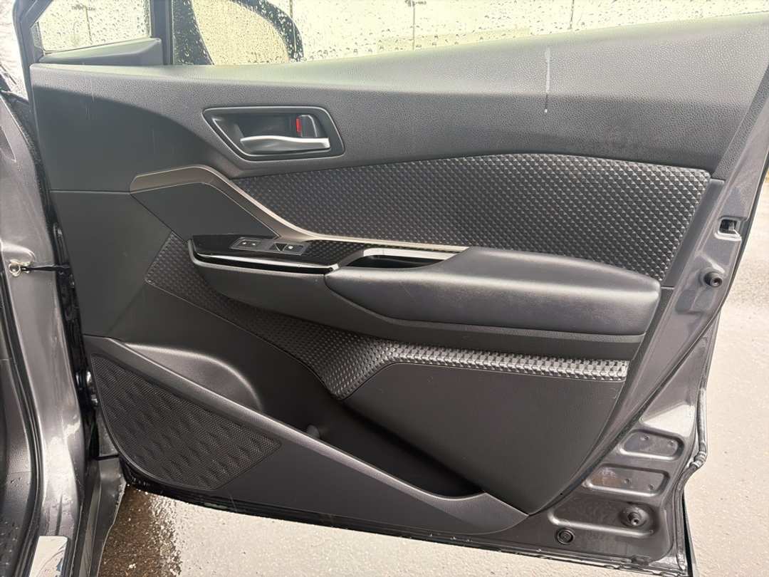 2019 Toyota C-Hr XLE - Image 24