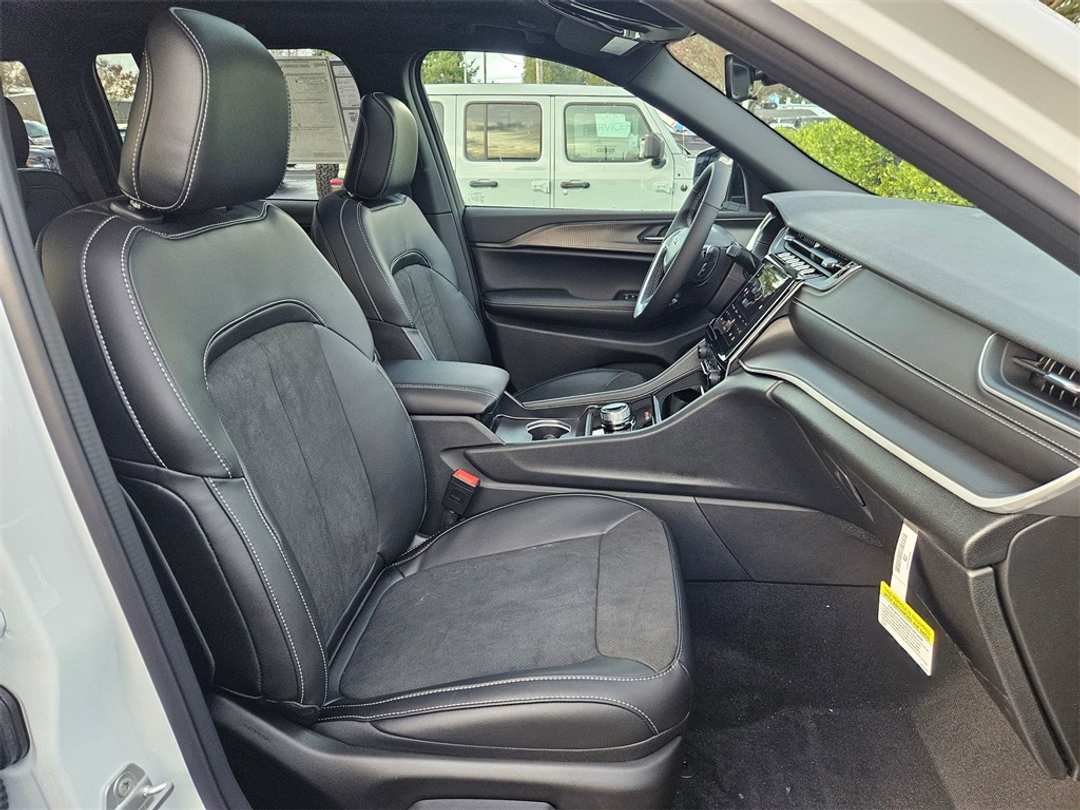 2025 Jeep Grand Cherokee Altitude X - Image 35