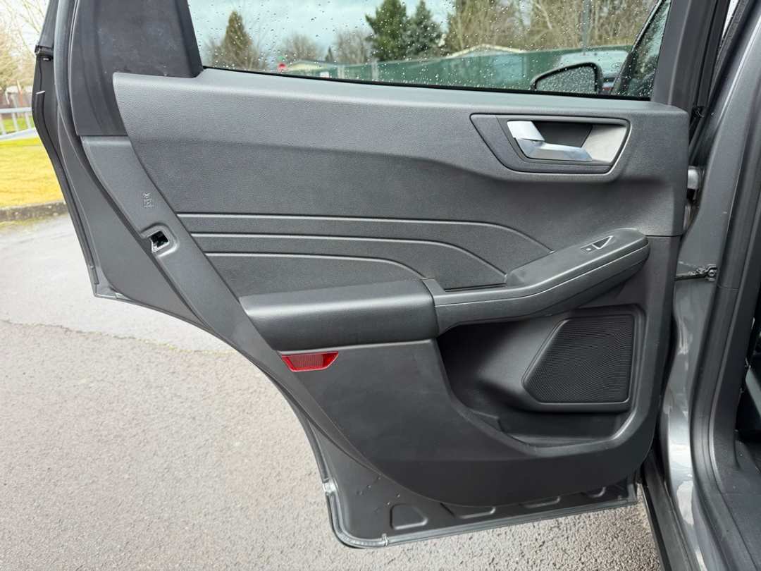 2022 Ford Escape Titanium - Image 29