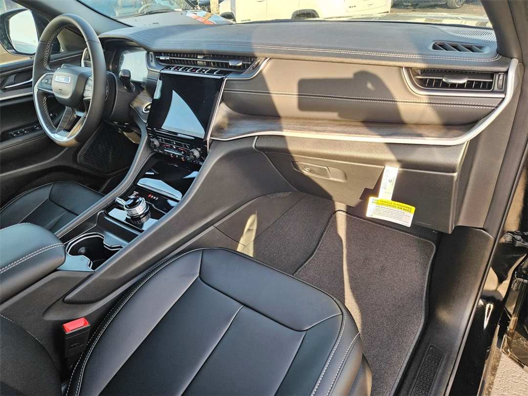 2025 Jeep Grand Cherokee Limited - Image 38