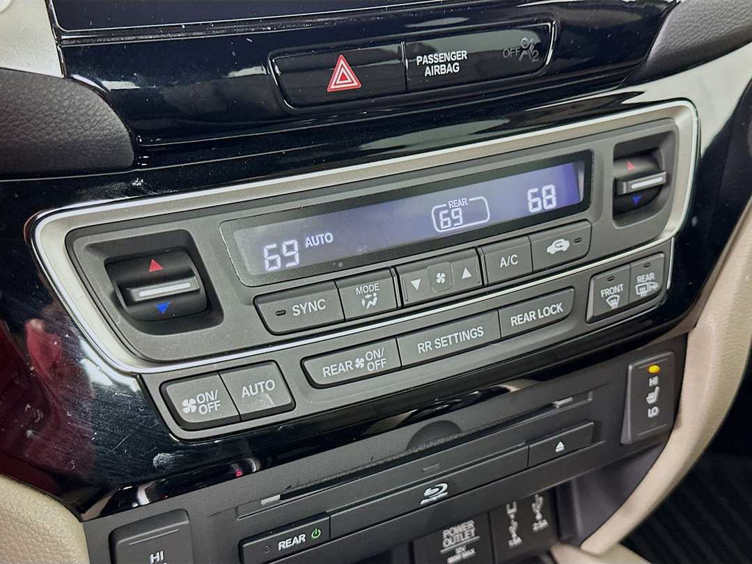 2017 Honda Pilot Touring - Image 17