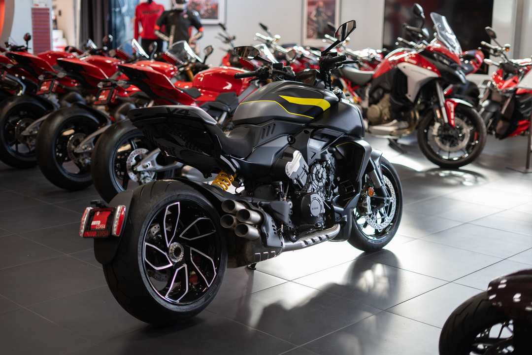 2026 Ducati Diavel V4 - Image 5