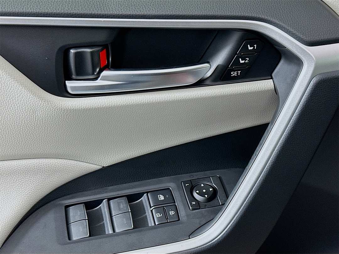 2025 Toyota Rav4 XLE Premium - Image 18