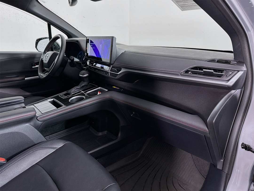 2025 Toyota Sienna XSE - Image 31