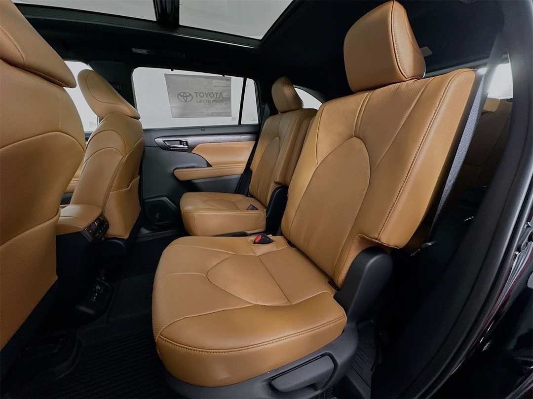 2026 Toyota Highlander Platinum - Image 26
