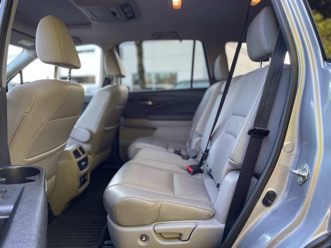 2017 Honda Pilot Touring - Image 18