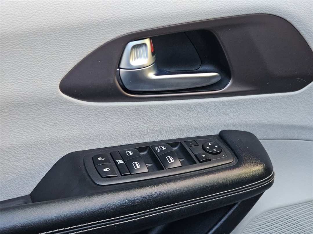 2021 Chrysler Voyager L - Image 11