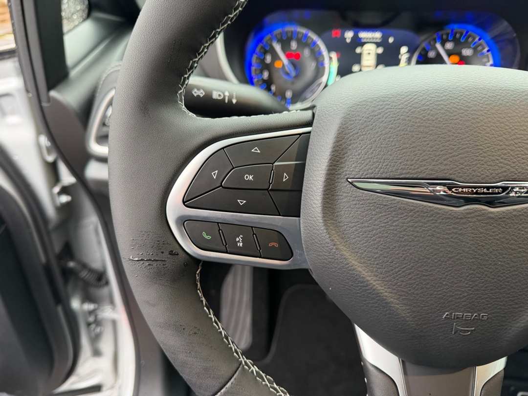 2026 Chrysler Pacifica Select - Image 17