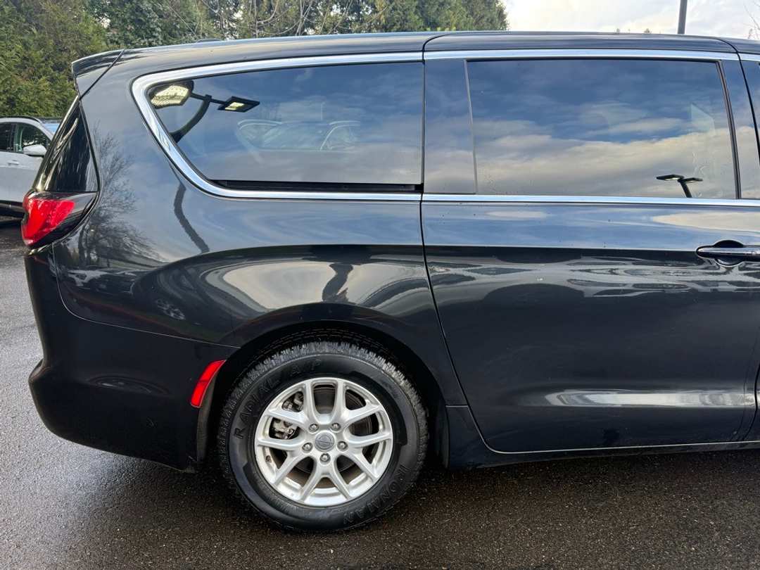 2023 Chrysler Pacifica Touring L - Image 18