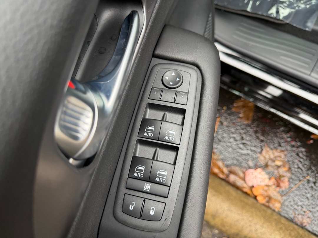 2026 Chrysler Pacifica Select - Image 12