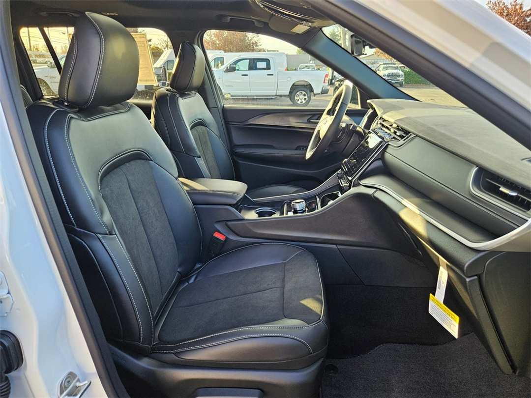 2025 Jeep Grand Cherokee L Altitude X - Image 36