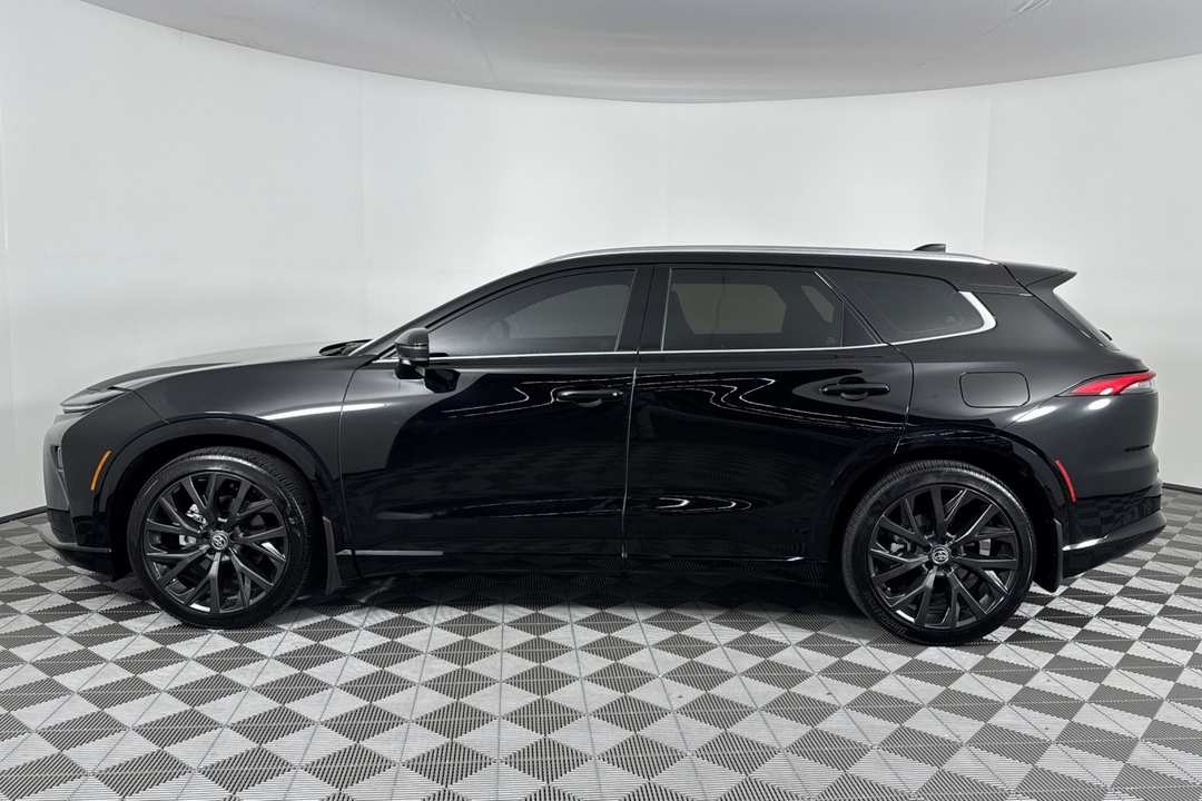 2025 Toyota Crown Signia Limited - Image 7